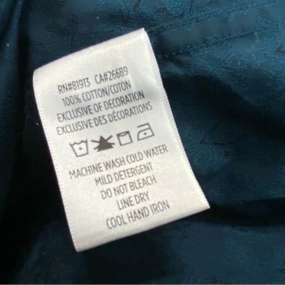 Robert Graham Blue Paisley Patterned Flip Cuff Shirt. Size Small. - Picture 8 of 8